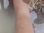 MI MEJOR AMIGA ME FOLLÓ PARA QUE LA DEJE HACER LA TAREA , SE GRABA GIMIENDO FRENTE LA CAMARA 