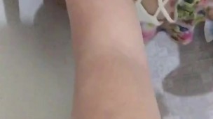 MI MEJOR AMIGA ME FOLLÓ PARA QUE LA DEJE HACER LA TAREA , SE GRABA GIMIENDO FRENTE LA CAMARA 
