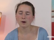 Ersties: Sinnliche Mira spielt ein Fragespiel und mit Glasdildo 13/16