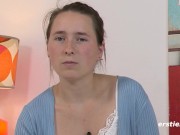 Ersties: Sinnliche Mira spielt ein Fragespiel und mit Glasdildo 3/16