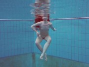 Hot and knowing babe Alice in the pool 14/16