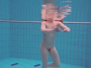 Hot and knowing babe Alice in the pool 15/16