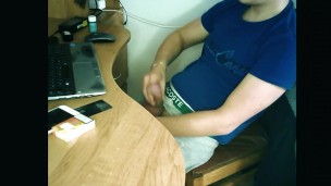 Teen boy jerlked off and cummed on the table while working / huge load