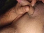 Me la jalo mientras mi amante cierra los ojos