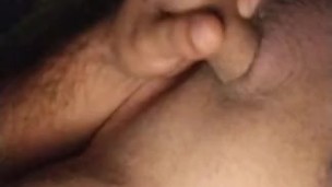 Me la jalo mientras mi amante cierra los ojos