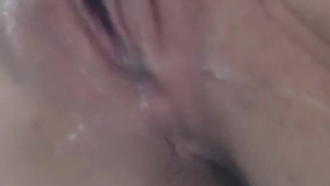 Leche adentro, me deje llenar el coño repleto de leche y juego con wl