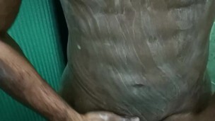 Latino heterosexual sexy y musculoso se masturba en el baño del gimnasio gran corrida verga grande