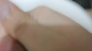 joven cachondo en el baño
