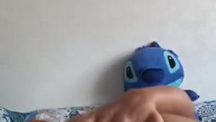 Morena en tanga sexy se mete el dedo en el culo 