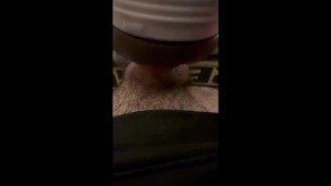 Elle aime me voir baiser mon sex toy