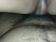 Mi hijastra me agarra el pene, hasta que no puede más y termina cachandome