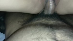 Mi hijastra me agarra el pene, hasta que no puede más y termina cachandome