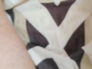 Моя киска стала очень влажной пока он трахал меня большим дилдо  8/16