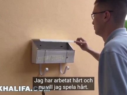 MIA KHALIFA - Arabisk porrstjärna lär Virgin hur man har sex med en kvinna