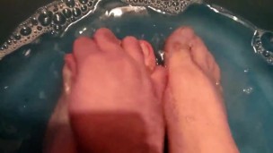 Daddy clean bear feet for fans