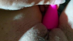 Tocándome el coñito con mi juguete favorito