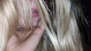 Старый Отчим трахает 18-летнюю неопытную падчерицу в очках - TabooRoom