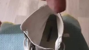 Je remplis ma converse de sperme