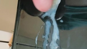 寒さで縮み上がった包茎ドリルチンポを弄りつつ、最後は濃厚精子を大量射精する変態早漏君。