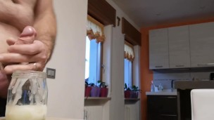 Pedro è stanco dopo aver già sborrato poco ma Cicci con la sua maestria lo fa sborrare ancora