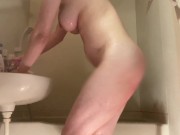 姉ちゃん近くにいるのに、シャワールームでおしっこが我慢できなくなり、、、 9/16