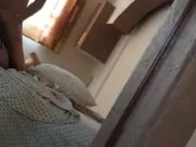 La pongo en cuatro y me la cojo como la perra que es