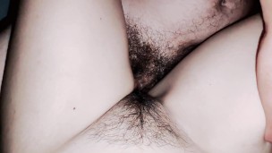 Devorando a buceta peluda da esposa do meu padrasto