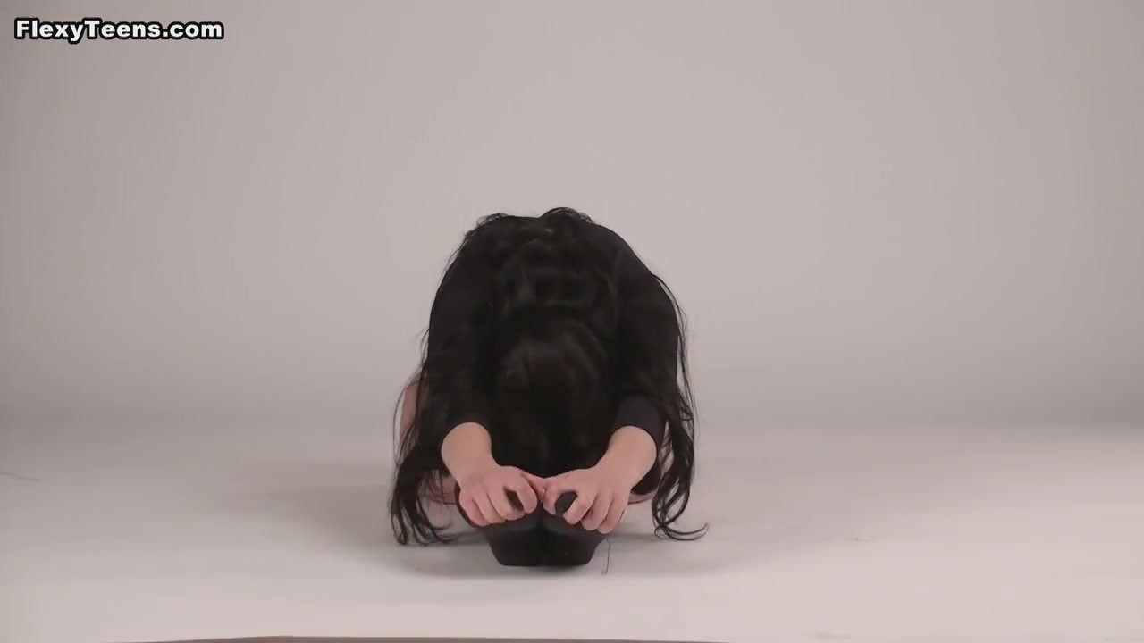 Backwards Bends From Inna The Hot Brunette - Free Sex Video - RedTube
