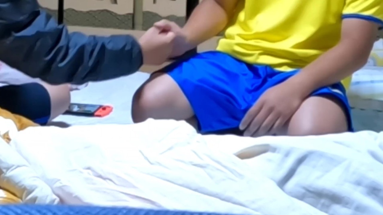 友達の横でオナニー【盗撮風】 - RedTube