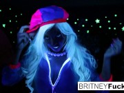 2 hot blondes share Halloween scare 16/16