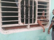 le doy una rica cogida a la vendedora