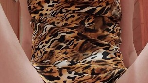 Tocándome en el baño.. 🔥 (vestidito de leopardo) 😛❤️‍🔥