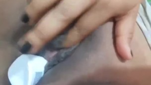 Tetona con consolandose con desodorante