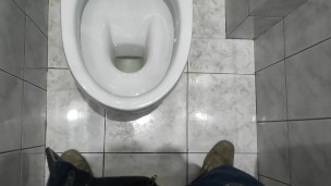 Золотой дождь в туалет от первого лица, писаю
