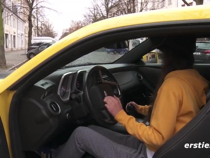Ersties: Heiße Sonntagstour auf der Autobahn mit Milena in ihrem gelben Camaro