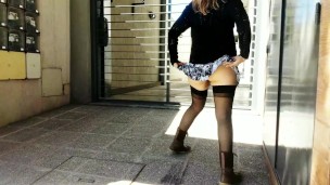 exhibiendo la concha en el club deportivo bajo la falda nos atrapan