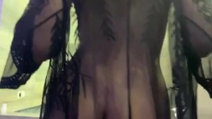 Cachonda colombiana se desnuda en el jacuzzi 