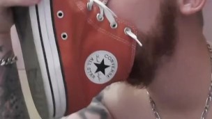 Je sniff mes converse. Viens