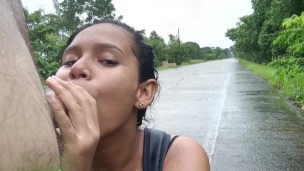 Mostrando mis tetas por la vía pública y haciendo mamada a mi conductora