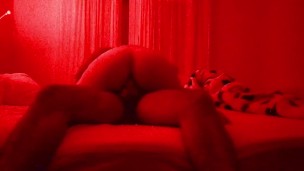 Pareja real teniendo sexo anal