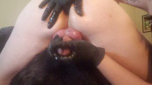 Mãos enluvadas ordenham seu pau até ele gozar. bunda jogar incluído! 🍑👈🏻