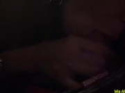 Dopo una serata in discoteca, fa un pompino veloce nel parcheggio