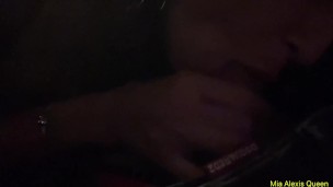 Dopo una serata in discoteca, fa un pompino veloce nel parcheggio