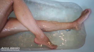 I TAKE A BATH AND MASTURBATE WITH A POWERFUL JET OF WATER