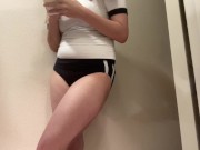 部活のミーティング中に体操服でお股を抑えずに必死に我慢するも決壊してしまう 4/16