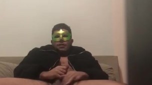 Garotão mascarado numa punheta