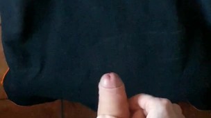 Ragazzo fa sega e sborra troppo