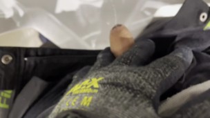 極短包茎チンポが仕事の作業中にオシッコ動画を撮ったちゃった♪