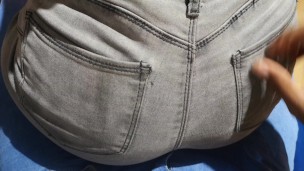 Le pago 50 euros a mi vecina jovencita para que se deje tocar la teta y me chupe la polla a solas