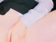 Rica nalgona vestida de colegiala se da placer